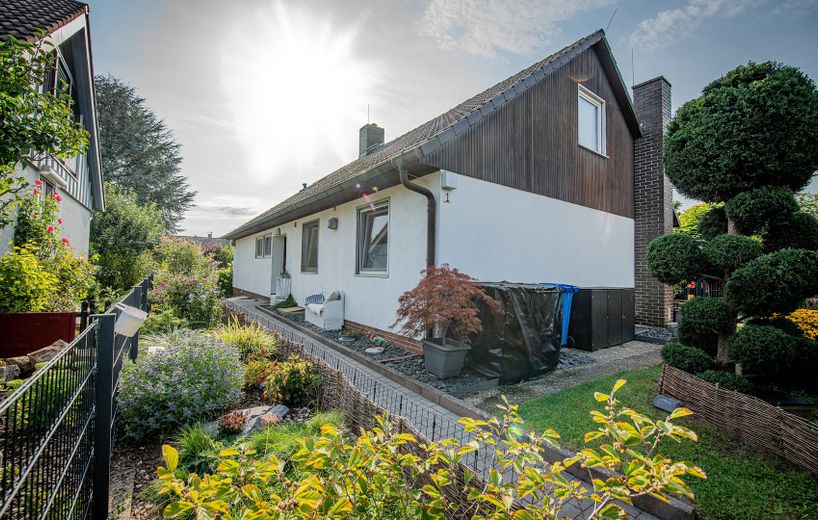 Freistehendes Familienhaus mit Traumgarten, Terrasse, Garage und viel Platz in Reinheim – Haus Nord- und Westseite