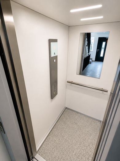 Mieszkanie 2-pokojowe na poddaszu, bardzo ciche i w centrum Fürstenfeldbruck – Aufzug