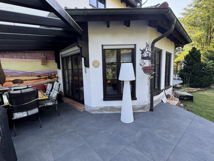 Wohnen am Wasser: Ehemaliges Mühlenanwesen mit Pool, Bachgrundstück und 3 Wohneinheiten – Terrasse