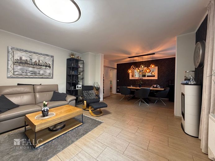 Helle Etagenwohnung mit Balkon und Tageslichtbad – Wohnzimmer