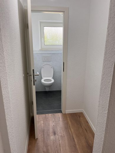 Odnowione 3-pokojowe mieszkanie z balkonem i zabudowaną kuchnią w Hechingen – Zdjęcie 5