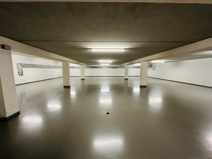 Appartamento di 3 locali disponibile subito con grande terrazza a sud e giardino – Tiefgarage