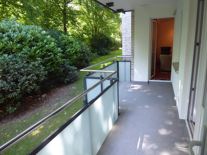 Well-laid-out apartment with a view of the greenery, top energy efficiency, top condition – Balkon vom 2. Balkonzimmer aus