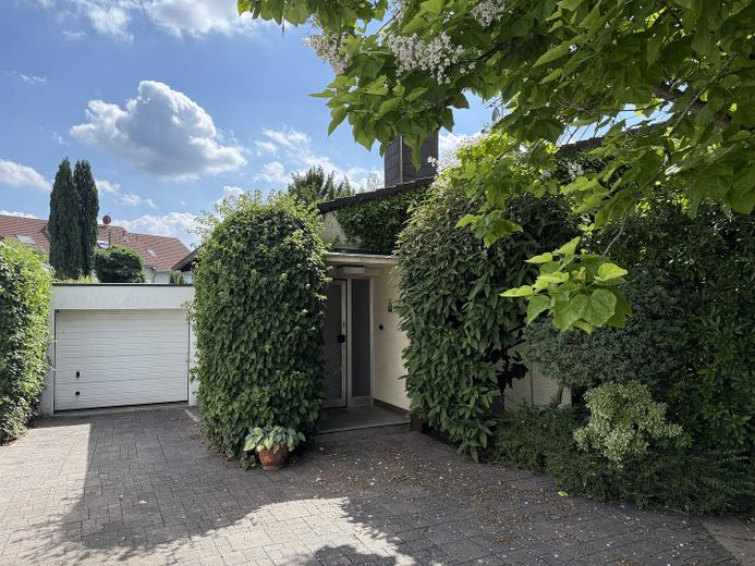 Einfahrt und Eingangsbereich