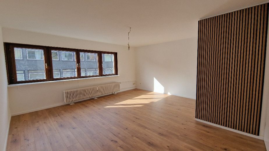 Stylische und renovierte 1-Zimmer Wohnung Nähe Schwebebahn Barmen – Wohnzimmer