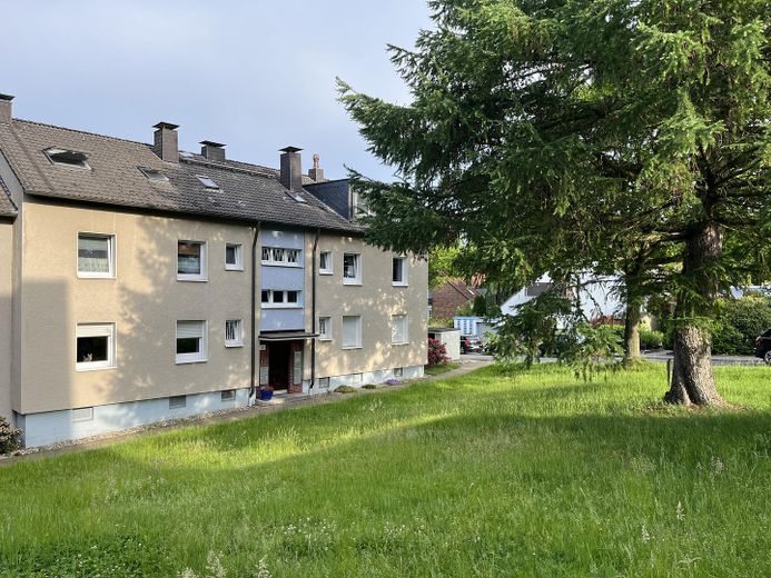 2.5-room attic apartment with large balcony & view of the greenery in Bochum-Harpen – Gartenanlage Vorderseite
