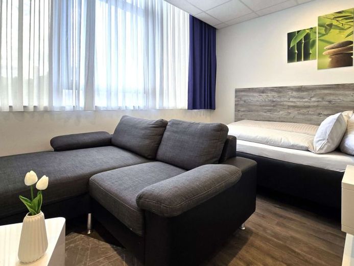 Immediately available 1-room apartment, furnished & equipped, centrally located in Offenbach – Foto 1