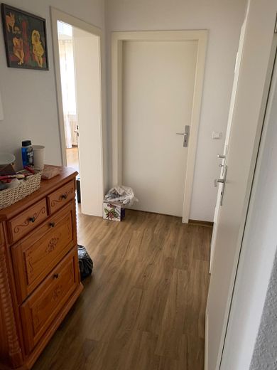 Moderno apartamento de 2,5 habitaciones con balcón orientado al oeste – Flur