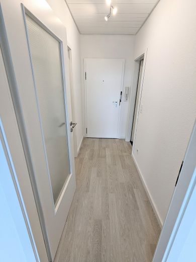 Hemen taşının: Yeşilliğe uzanan rüya gibi geniş manzaralı yenilenmiş 2,5 odalı daire – Flur