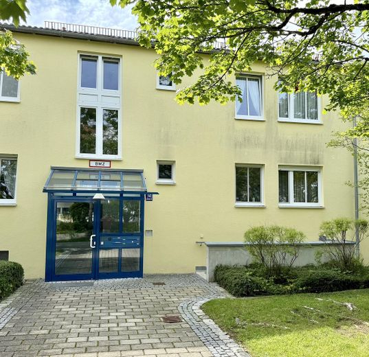 Familiengerecht – gut geschnittene 3-Zimmerwohnung in  München Schwabing-Freimann – Hauseingang