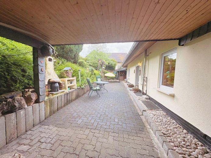 CITYHOUSE: Großzügiges Zweifamilienhaus mit Ausbaupotenzial, Garten &amp; 3 Garagen – Terrasse 1