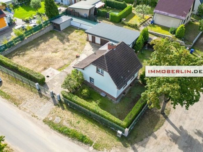 IMMOBERLIN.DE - Charmantes Einfamilienhaus auf teilbarem Grundstück in ruhiger Waldrandlage – Foto 1