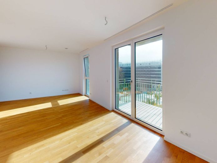 Moderne 3-Zimmer-Wohnung mit EBK und ZWEI BALKONEN im Neubauquartier 'Ferdinand's Garden' – Ansicht III: Wohnzimmer mit o…