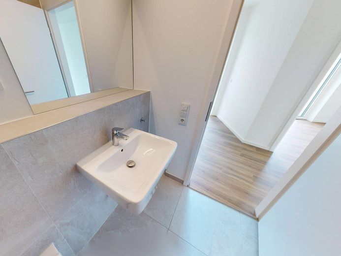 Platz & Komfort, gepaart mit modernem Design: Exklusive 3-Zimmer-Wohnung mit 2 BALKONEN, EBK und 2 Bädern – Ansicht II: Bad II