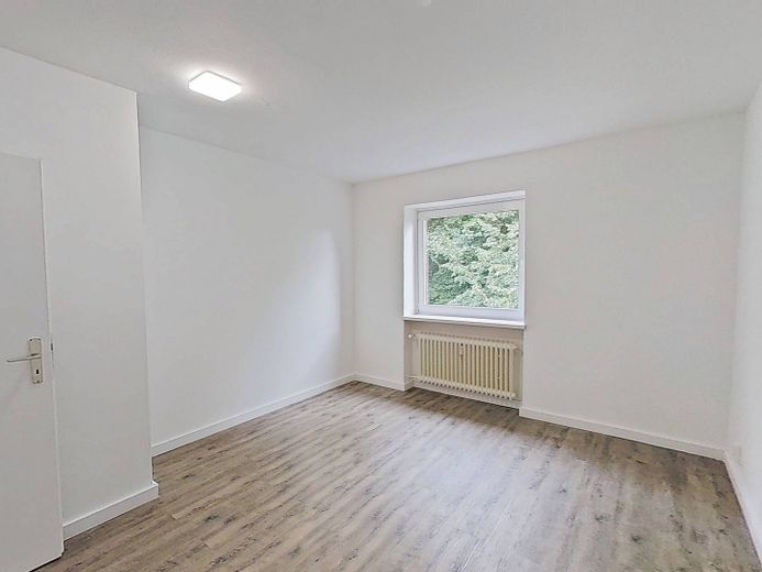 EINZIEHEN UND BIS ZU 3 KALTMIETEN SPAREN: Große 3-Zimmer-Wohnung mit BALKON und EBK in Kappeln-Ellenberg – Ansicht I: Schlafzimmer I