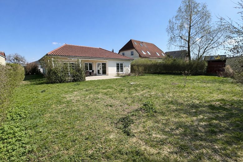 Tek katta yaşam – geniş güneybatı arsaya sahip modern bungalov – Garten