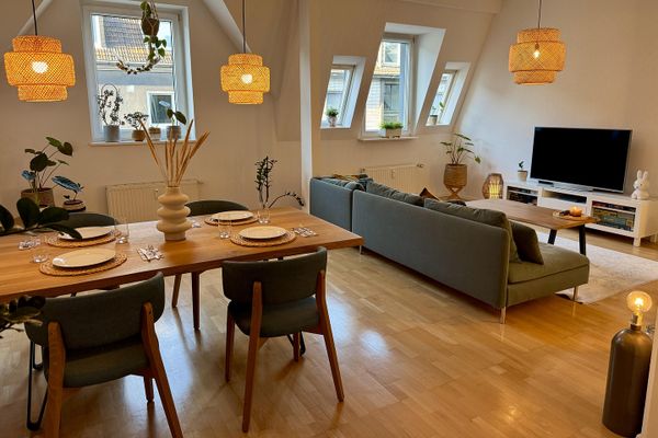 Maisonette de estilo antiguo inundada de luz, con chimenea, aire acondicionado y un ambiente residencial tranquilo