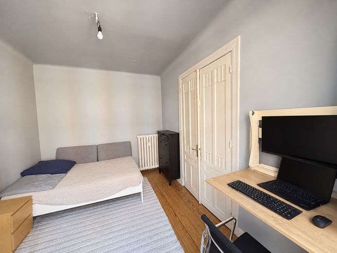 Möbliert & all inclusive: 4,5-Zimmer-Altbauwohnung Hamburg-Neustadt ab Nov '26 – Schlafzimmer Richtung Zimmer