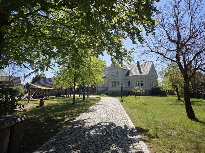 Von Privat: Mehrfamilienhaus mit 24WE in Gemeindekern von 02959 Schleife – Kirchengemeindehaus