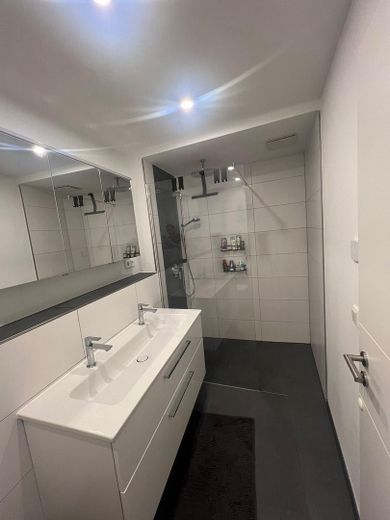 Modernes 2,5-Zi.-Penthouse mit Aufzug & Stellplatz – Solingen-Ohligs – Bad
