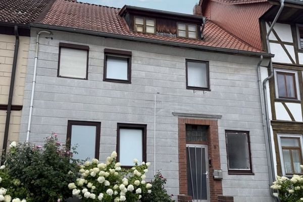Denkmalgeschütztes Reihenmittelhaus mit Charme, 7 Zimmer und viel Gestaltungspotenzial im Zentrum