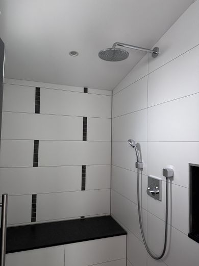Exklusives Loft-Apartment mit Designküche, Klimaanlage, 2 Balkonen & Garage – 110 qm Wohnkomfort – Große Dusche