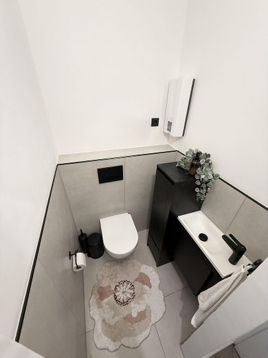 Provisions- & bezugsfrei: Sanierte 4-Zimmer Wohnung mit Klima & Garage – Gäste-WC