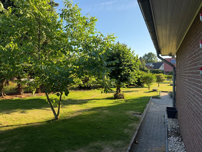 Charmanter Bungalow mit Doppelgarage in Rahmstorf – Garten