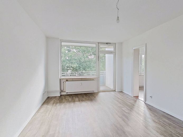 Helle 3-Zimmer-Wohnung mit BALKON, EBK & TAGESLICHTBAD – Ansicht I: Wohnzimmer