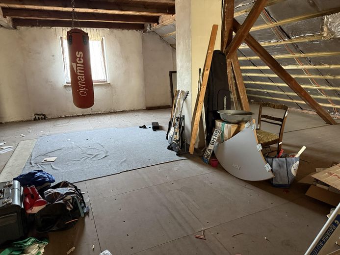 Großzügiges 2-/3- Familienhaus in ruhiger Lage mit flexiblen Nutzungsmöglichkeiten – Bilder DG, ausbaufähig 