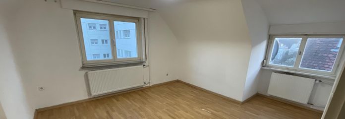 Sonnige 3 Zimmer DG-Whg.m.Stellplatz und Einbauküche in Stammheim ruhige Straße – Wohnzimmer