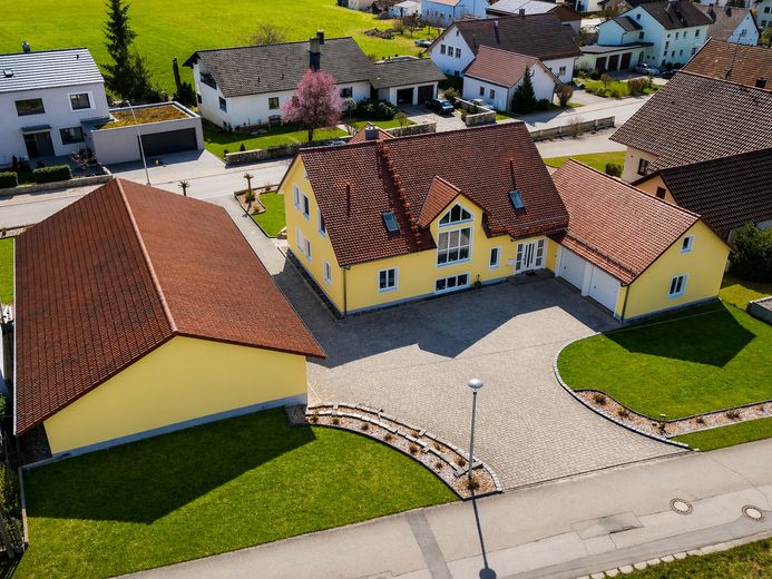Repräsentatives Einfamilienhaus mit separaten Gewerbegebäude Werkstatt/Lagerhalle – Rückansicht