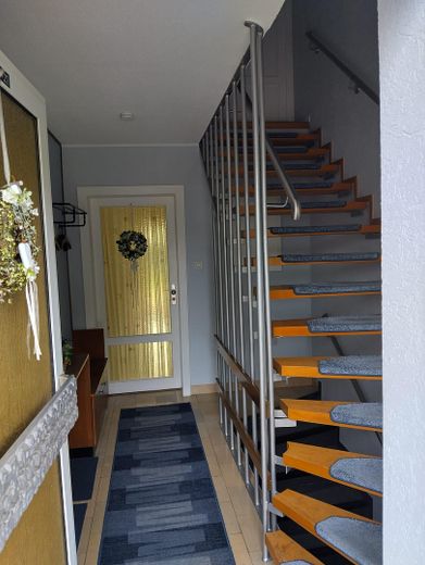 Eingang mit Treppenhaus