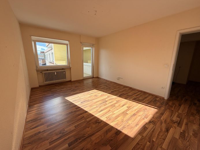 Yenilenmiş, merkezi ve sakin konumda en üst katta 2 odalı daire – Schlafzimmer