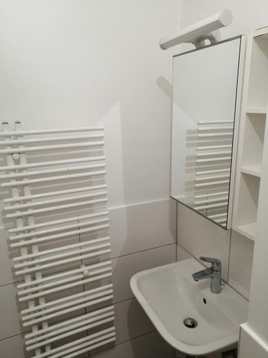Kernsanierte 1-Zimmer-Wohnung mir Einbauküche, Balkon und eigenem Eingang – Bad 2