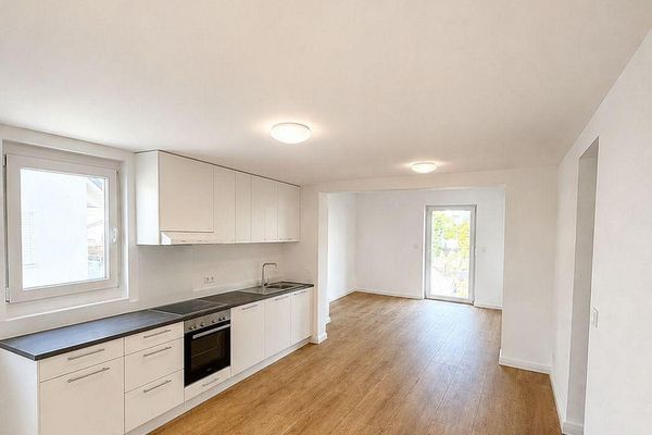Kernsanierte Wohnung mit Balkon und hochwertiger neuer Einbauküche