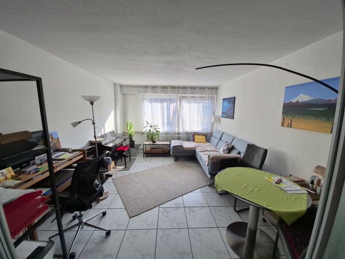 Zentrale, seenahe, sehr gepflegte 2-Zimmer Stadtwohnung in Toplage – Wohnzimmer