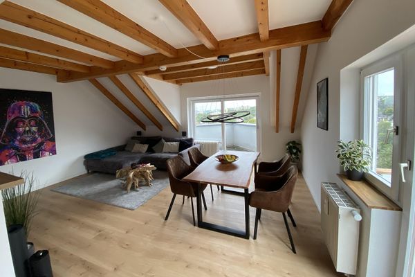 Moderne 3-Zimmer-Maisonette mit 3 Balkonen, Garage & Panoramablick über Würzburg