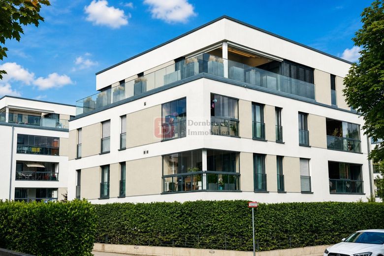 Top!! Großzügige 4-Zimmer-Wohnung mit Wintergarten und Tiefgaragenstellplatz – Hausansicht