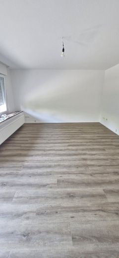 Modernisierte, barrierefreie 2 Zi. Stadtwohnung mit Garten und Südterrasse – Wohnzimmer