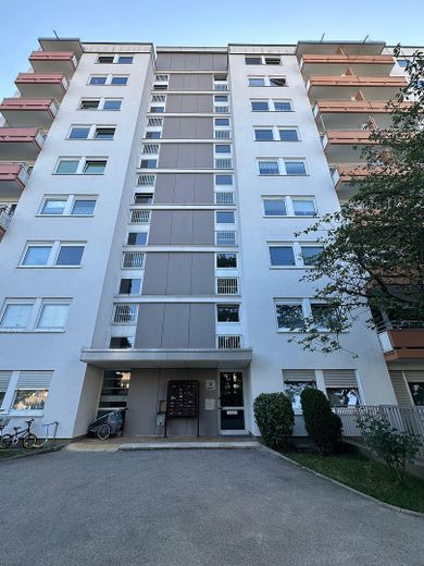 Appartamento soleggiato di 2,5 locali a Germering + box auto sotterraneo – Hausansicht