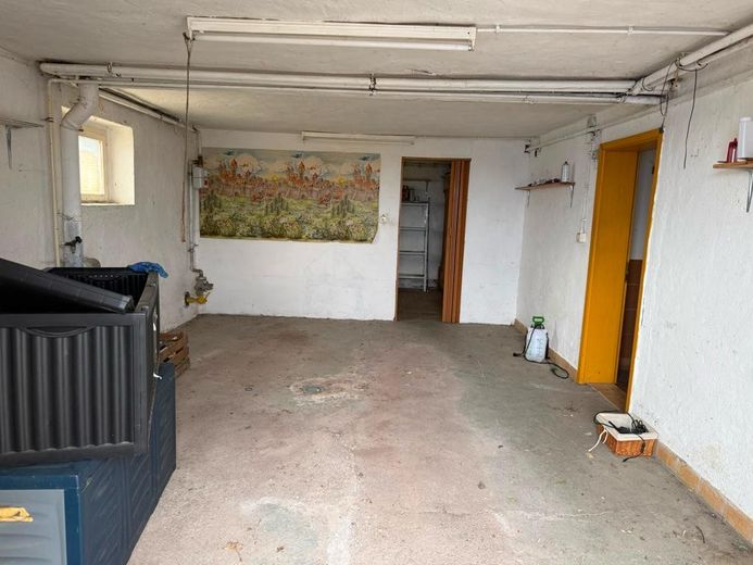 Dom jednorodzinny z ogrodem – Garage im Haus Erdgeschoss