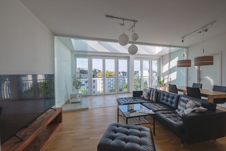 Lichte penthousewoning met 3 kamers in Westend incl. parkeerplaats – Wohnzimmer