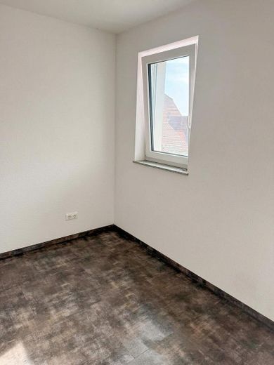 Compact and clever with balcony: Charming 1-room apartment incl. fitted kitchen – Wohnbereich
