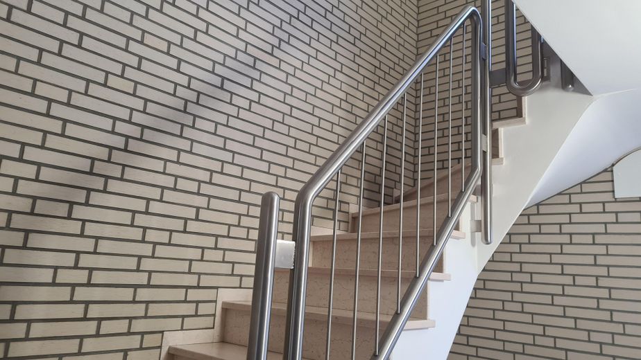 Hitzewelle? Etagenwohnung in kleiner Wohneinheit mit Klimaanlage – Treppenanlage Treppenhaus