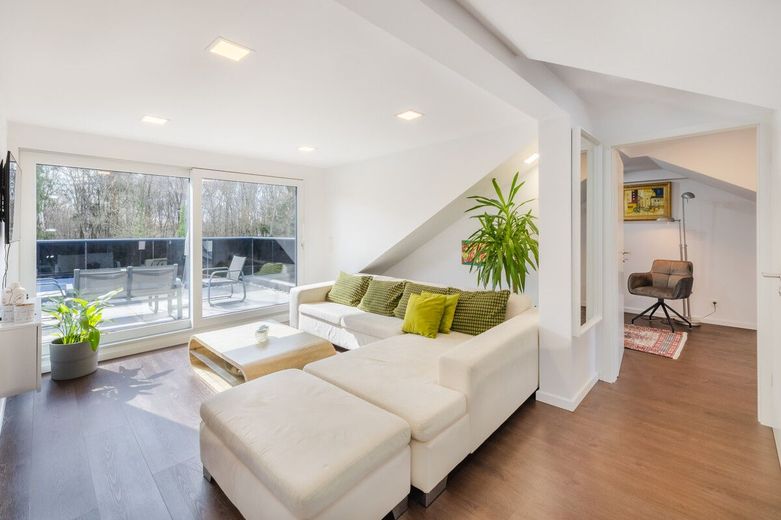 Urlaubsfeeling!!! TOP Modernes Familienhaus mit Garage, Pool und Badehaus in Breitscheid – Wohnen im Obergeschoss