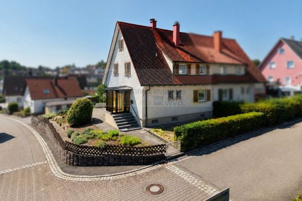 Ein- bis Zweifamilienhaus als DHH mit viel Platz, großem Grundstück und zwei möglichen Wohnbereichen in beliebter Wohnlage von Donaueschingen