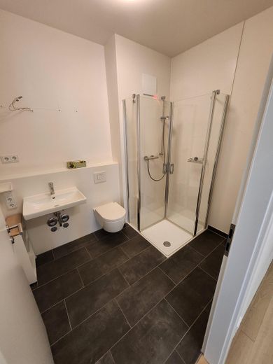 Großzügige 3 Zimmer Wohnung zentral Wiesbaden / 2 Bäder + Tiefgaragenstellplatz / Wilhelms IX – Gäste WC