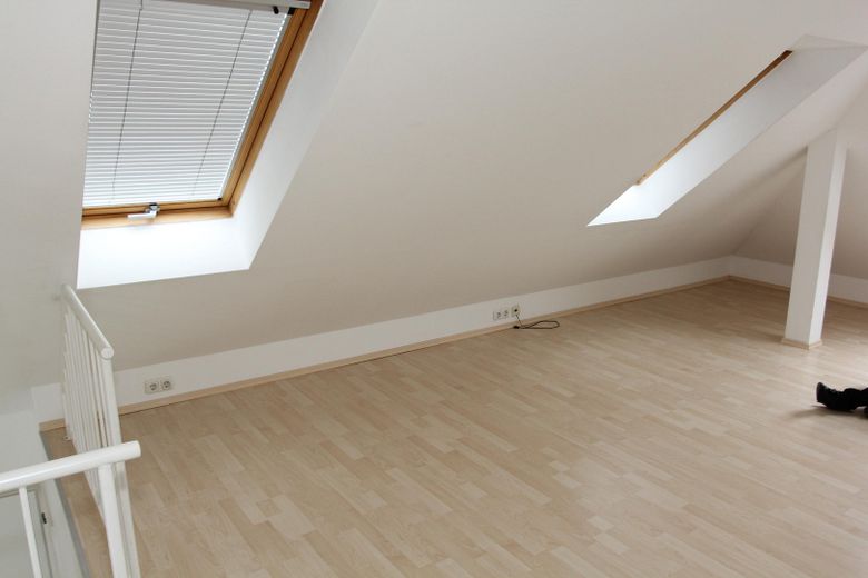 2,5-Zimmer-DG-Maisonette mit Galerie, Balkon, EBK & 2 TG-Stellplätzen – Maisonette / SZ / Büro
