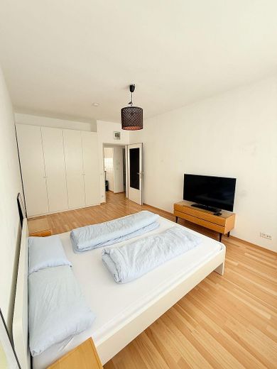 Bonn-Zentrum: 2,5-Zimmer-Wohnung mit Terrasse & Panoramablick, 1A-Lage Fußgängerzone – Schlafzimmer 1